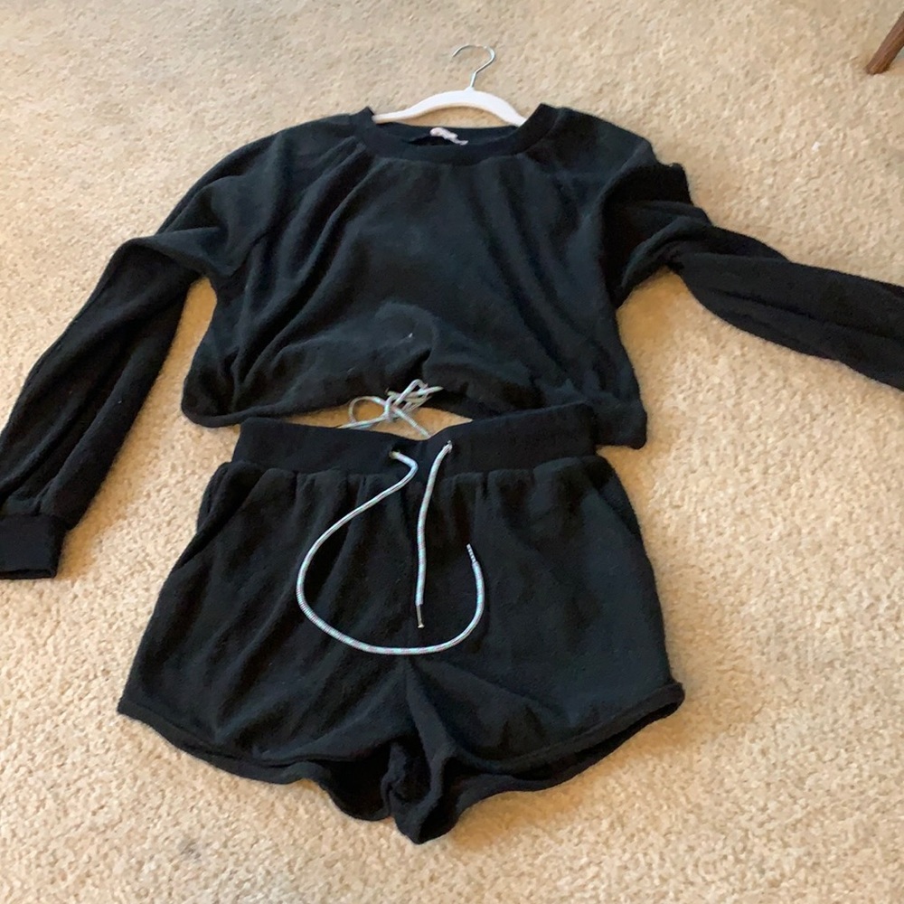 Black fleece-like lounge short set